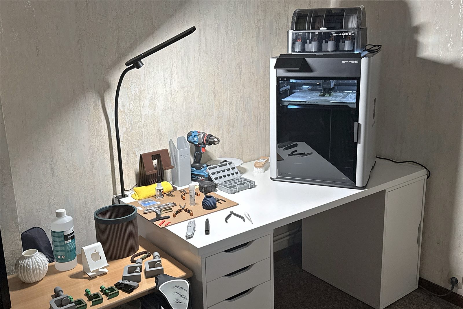 Imprimante Bambu Lab H2S surmontée de l'AMS 2 Pro dans l'atelier NORSCAN, avec l'outillage de finition