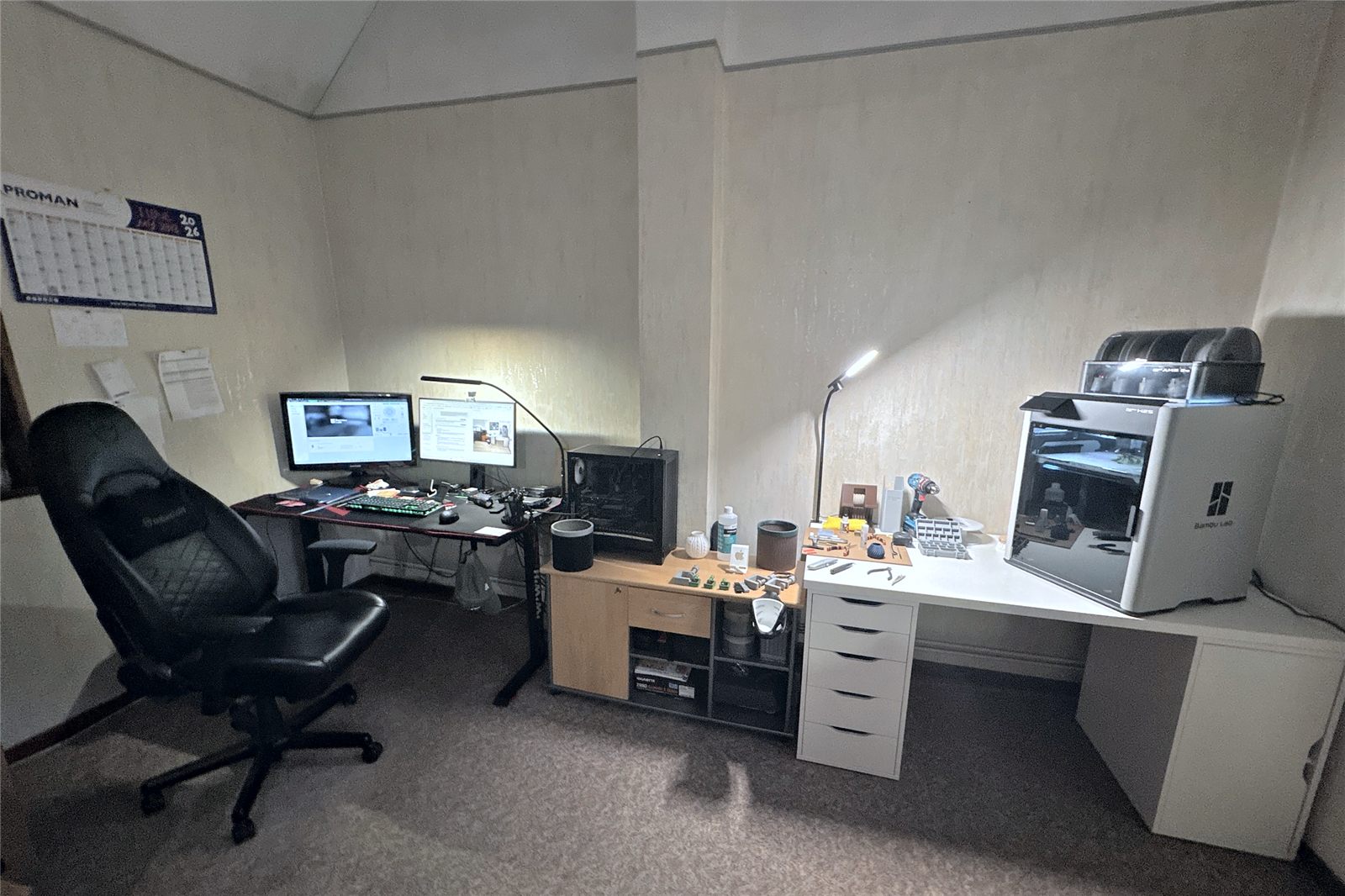Vue d'ensemble de l'atelier NORSCAN : poste de conception à deux écrans et espace d'impression 3D