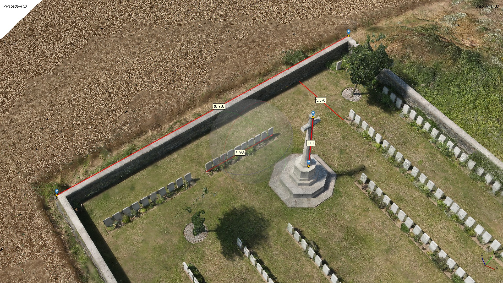 Vue aérienne oblique large du cimetière dans son environnement agricole