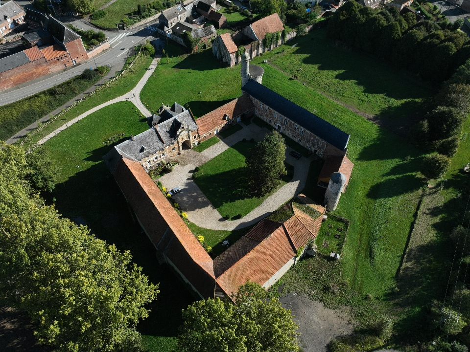 Vue aérienne d'une écluse et de ses bâtiments par drone
