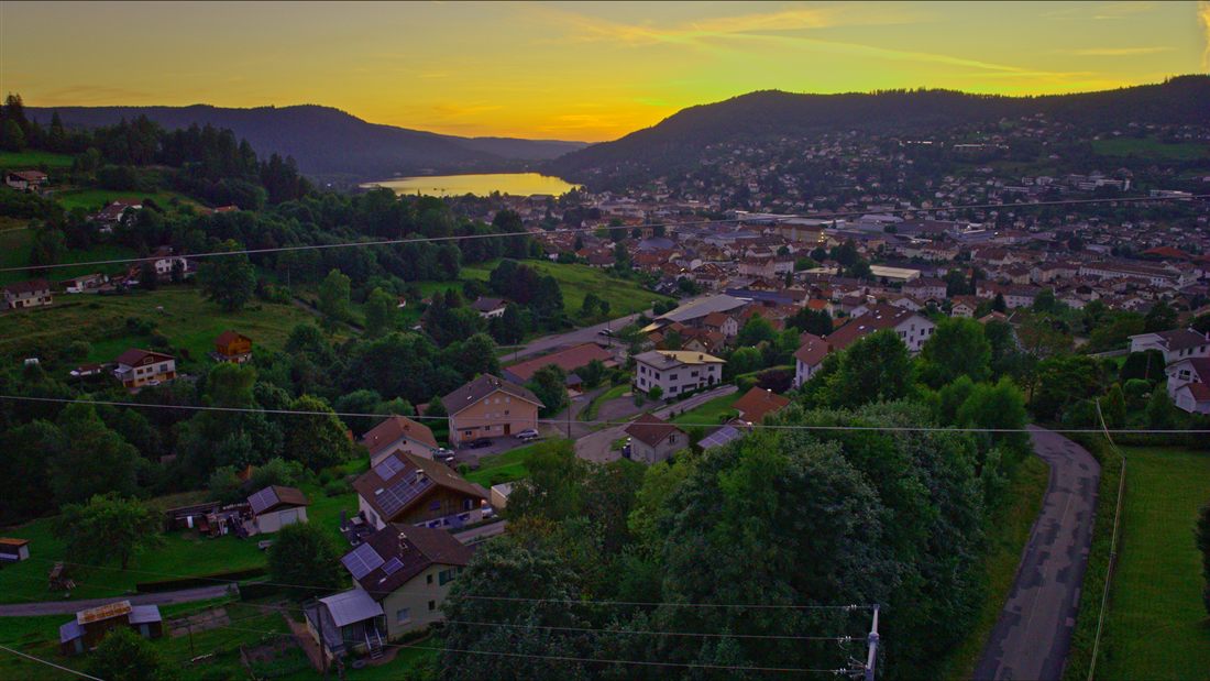 Panorama d'une commune au coucher du soleil par drone